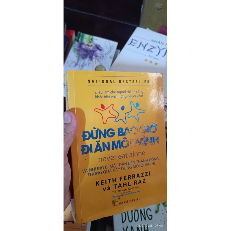 Đừng Bao Giờ Đi Ăn Một Mình - sách có tem chống giả NXB Trẻ 522300