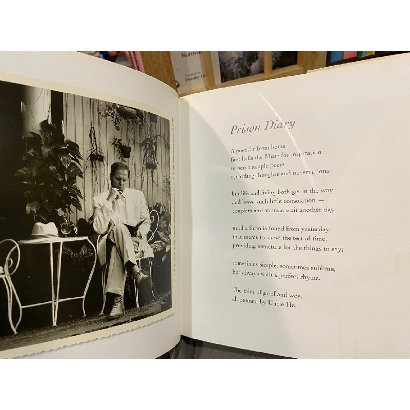 Behind Blue Eyes: Sonnets from the Vietnamese - Robert Hughes 576546