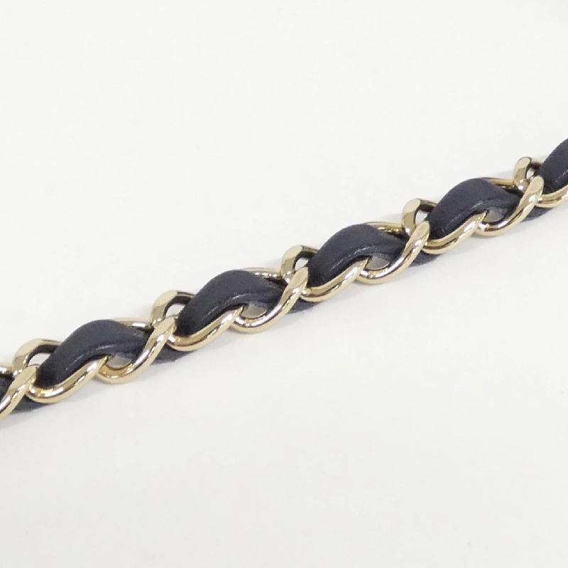 Túi xách chéo Chanel 69900 611687