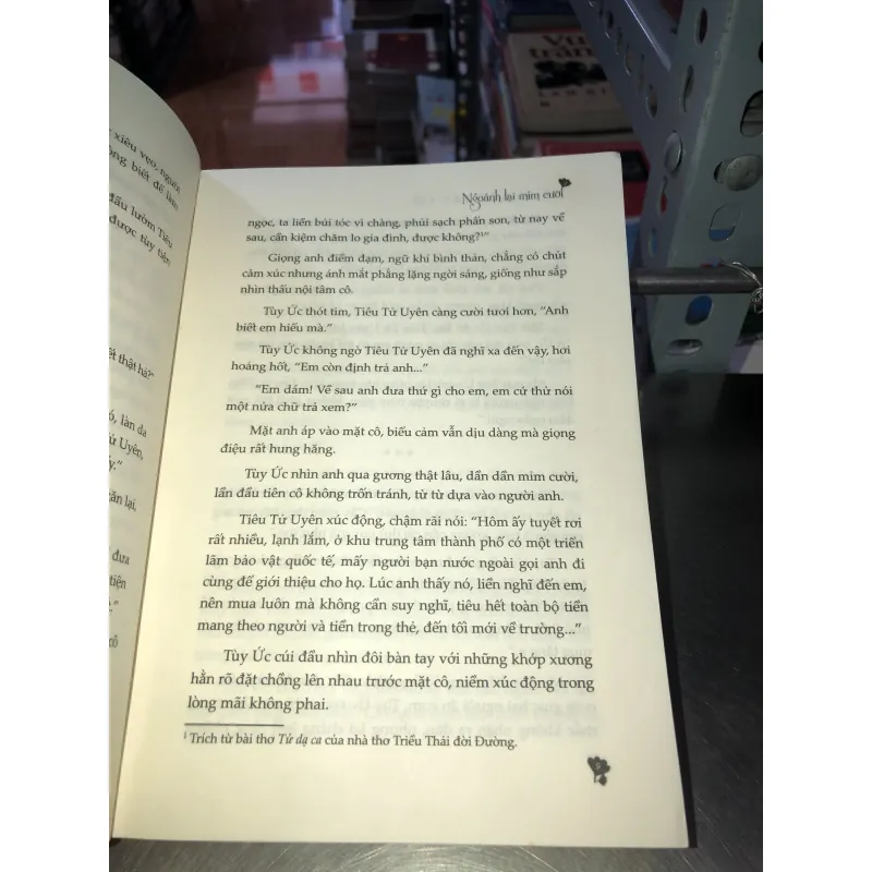 Ngoảnh lại mỉm cười - Đông bôn tây cố 1002498