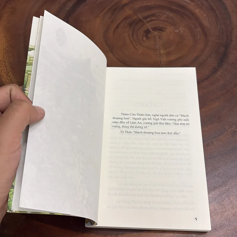 II Hắc Bạch Kiếm Yêu: Mạch Thượng Hoa Khai - Hoàng Ngọc (Dịch) - 2016 1000937