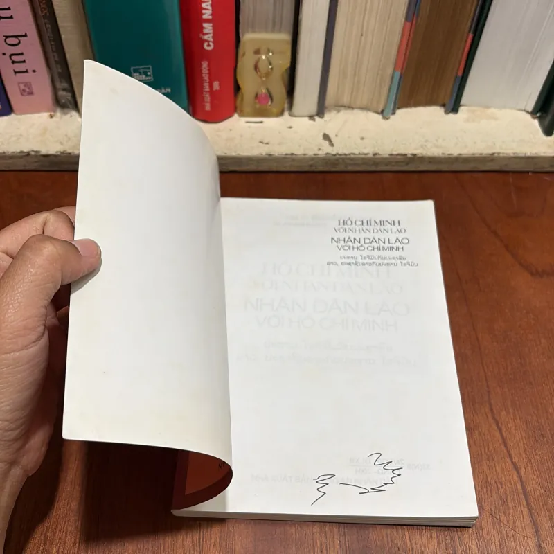 II Sách Lịch Sử: Hồ Chí Minh Với Nhân Dân Lào - 2005 800355