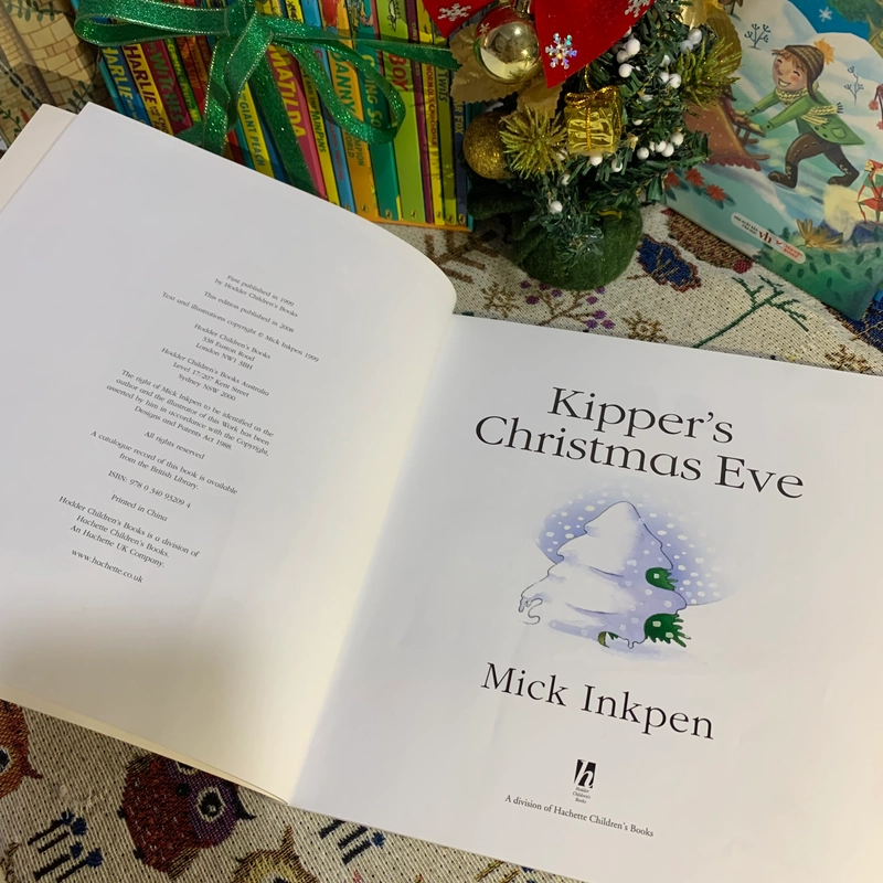 Sách tranh Kipper's Christmas Eve, Used, 90%, Picture Book For Kids, Quà tặng Mori 357411