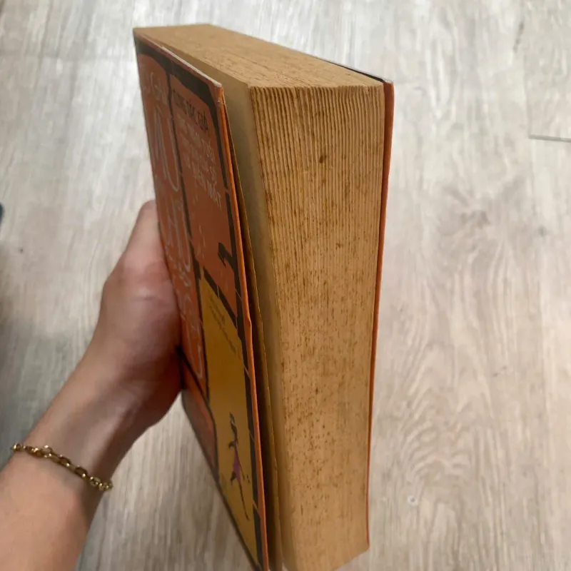 Cô gái mù chữ phá bom nguyên tử - Jonas Jonasson 762603