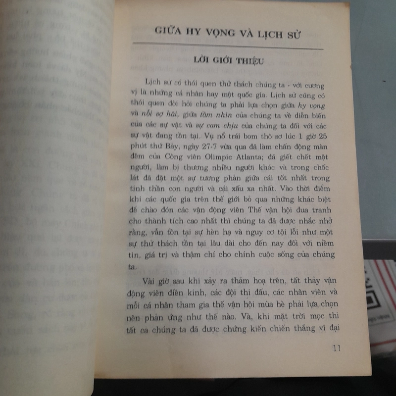 GIỮA HY VỌNG VÀ LỊCH SỬ - BILL CLINTON 463153