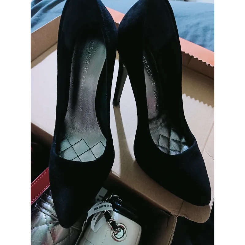 pass vài món đồ mới,còn TM,size 35,check thoải mái,vừa pass vừa tặng
 977642