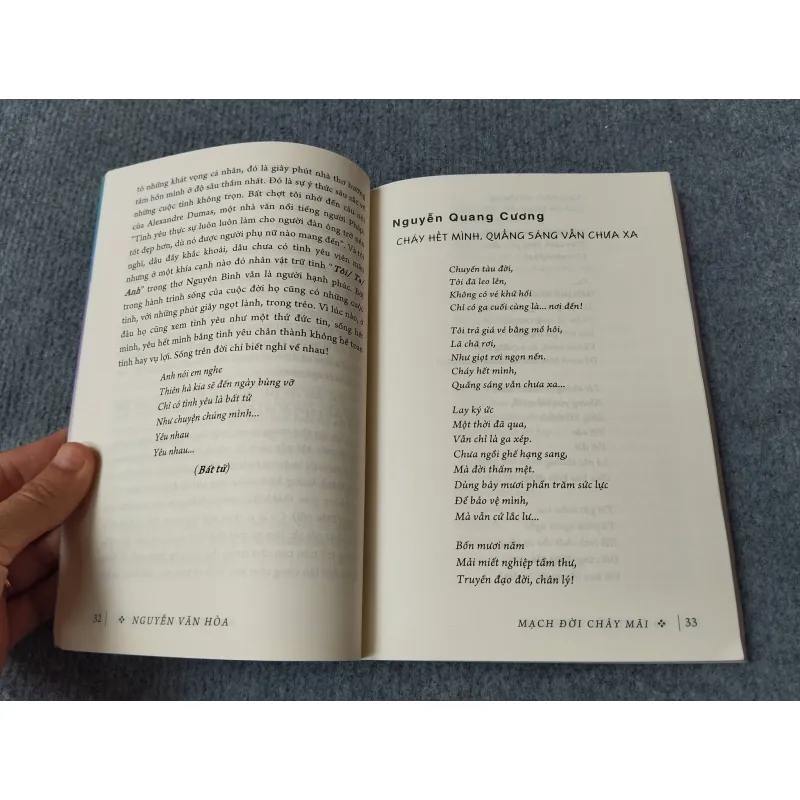 MẠCH ĐỜI CHẢY MÃI ( 36 KHÚC ĐÒ ĐƯA THƠ VÀ VĂN XUÔI) 729277