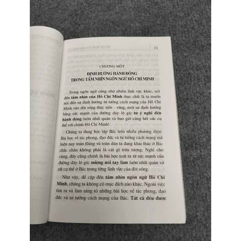 HỒ CHÍ MINH: TẦM NHÌN NGÔN NGỮ 990639