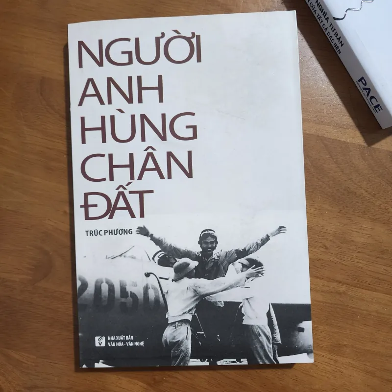 Người anh hùng chân đất | trúc phương | viết về ông Bảy phi công 999997