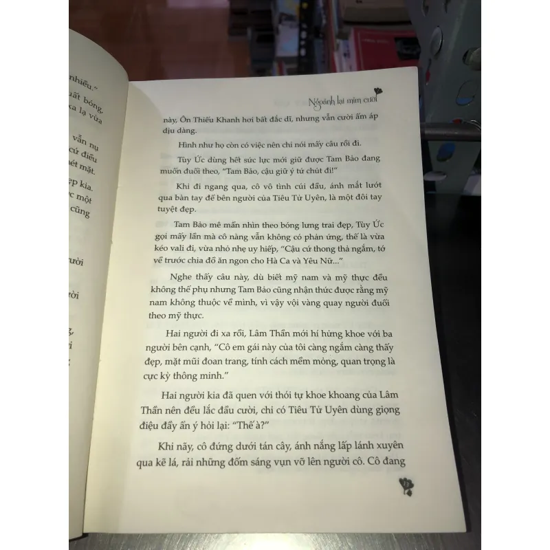 Ngoảnh lại mỉm cười - Đông bôn tây cố 1002498