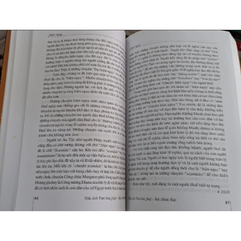 Dấu tích văn hóa Huế - Bùi Minh Đức 387216