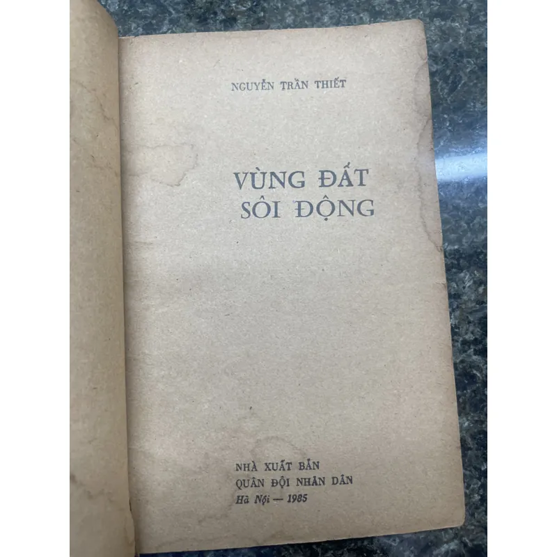 Vùng đất sôi động Nguyễn Trần Thiết xb 1985 713327