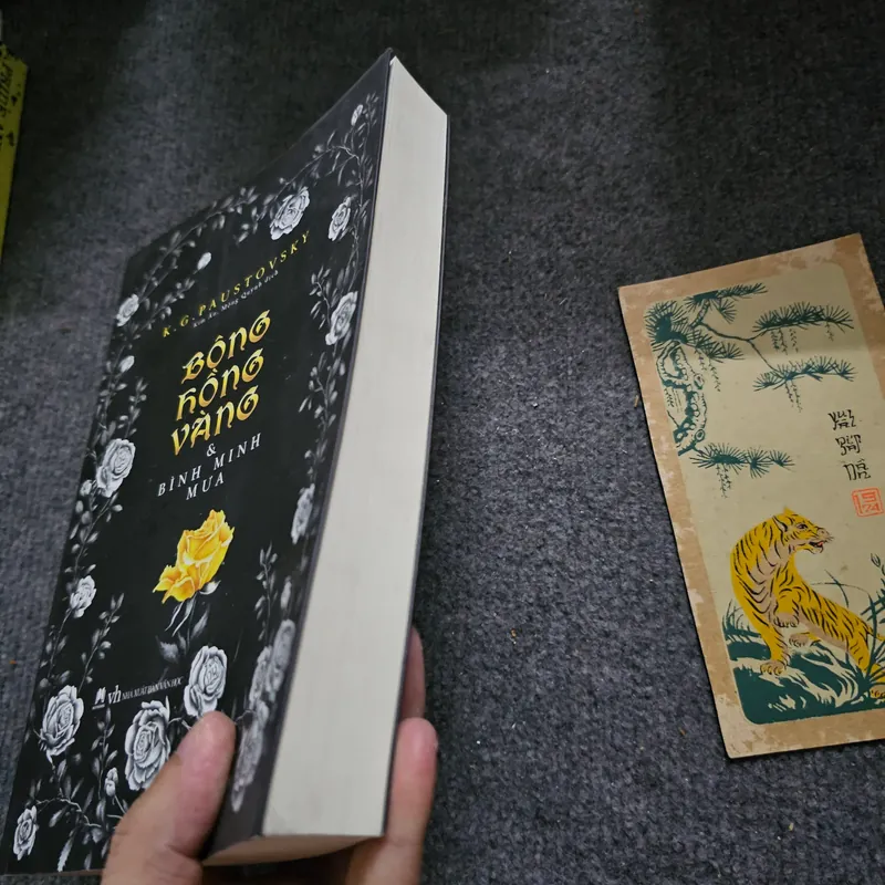 Bông hồng vàng và bình minh mưa - Paustovky 733068