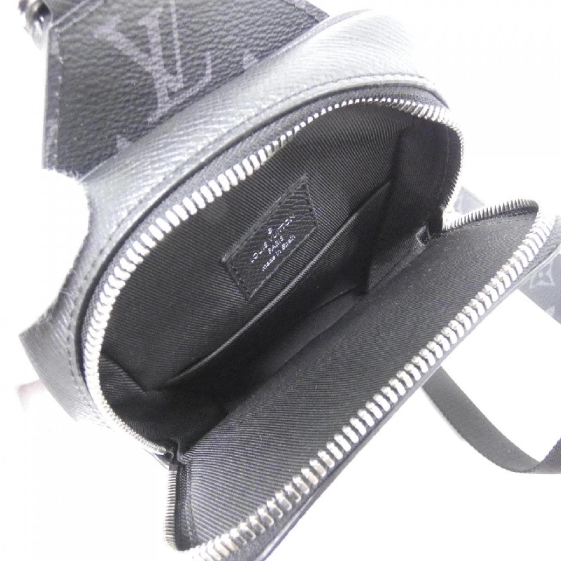 Túi đeo chéo ngoài trời Louis Vuitton Taiga Lama M30741 612473