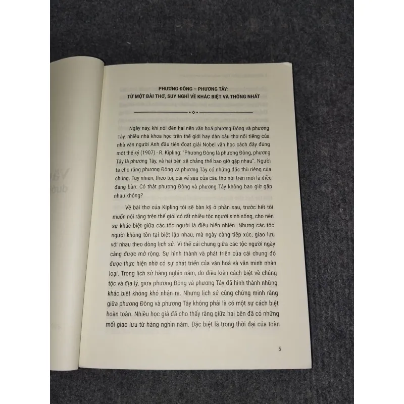VĂN HOÁ - VĂN HỌC DƯỚI GÓC NHÌN LIÊN KHÔNG GIAN 991077