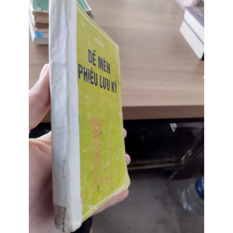 sách Dế Mèn phiêu lưu ký của nhà văn Tô Hoài. 
Đây là tác phẩm văn học thiếu nhi  1032635
