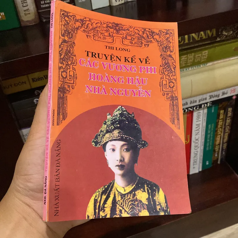 TRUYỆN KỂ VỀ CÁC VƯƠNG PHI, HOÀNG HẬU NHÀ NGUYỄN (XB 2001) 596961