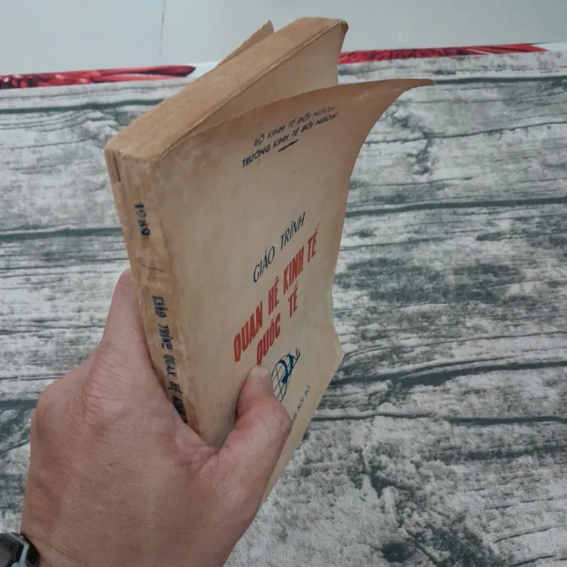 Giáo trình QUAN HỆ KINH TẾ QUỐC TẾ. Trường KT Đối ngoại HCM in năm 1989 790160