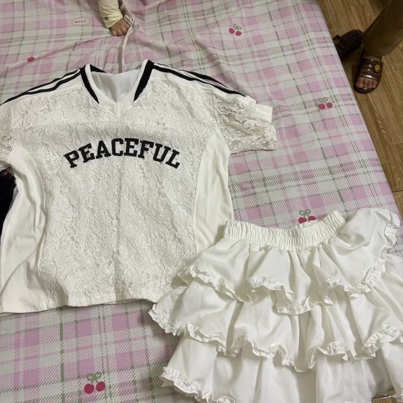 Set áo ren cách điệu dáng rộng cổ V, kèm chân váy trắng xoè 989765