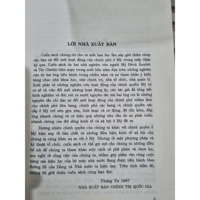 Sách tham khảo từ Hoa Kỳ : Đổi mới hoạt động của chính phủ Sách khổ lớn, xb 1997;  714906