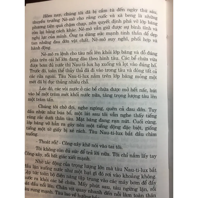 [KINH ĐIỂN - VIỄN TƯỞNG] 2 vạn dặm dưới đáy biển - Jules Verne 576095