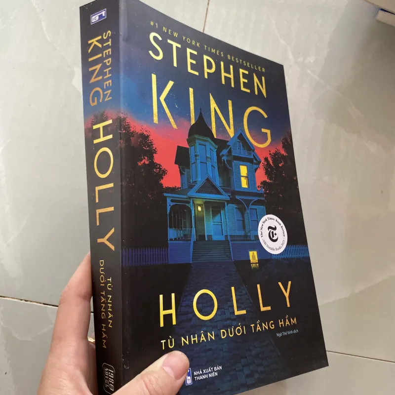 Holly (Tù nhân dưới tầng hầm) 977410