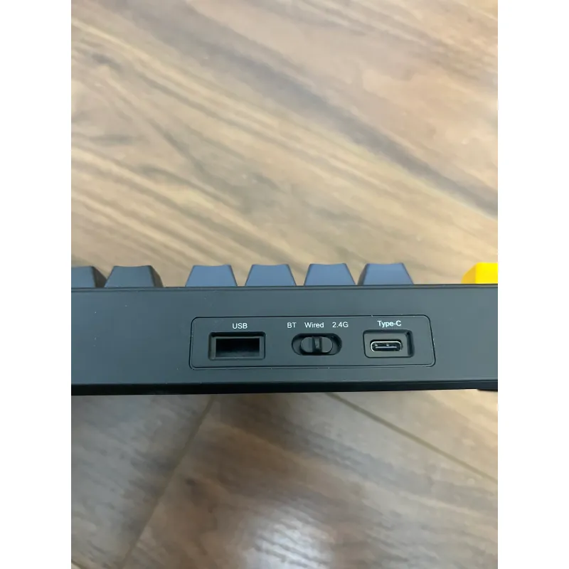 Bàn phím cơ AULA model F75 màu đen có phím màu vàng và cổng kết nối USB 721038