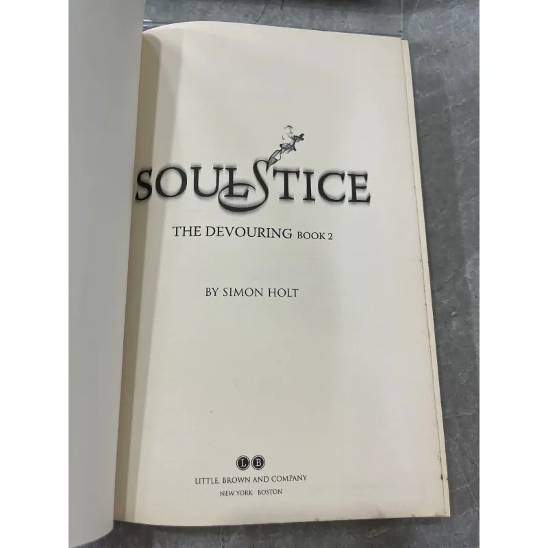 THE DEVOURING (2 tập) - SIMON HOLT 759992
