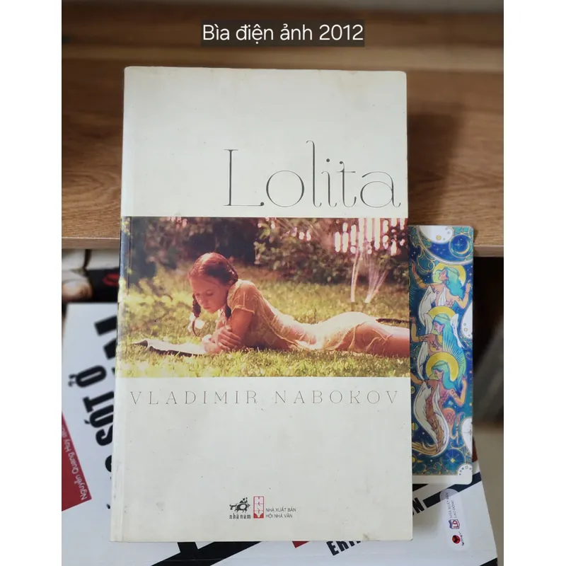 Tác phẩm kinh điển của Vladimir Nabokov: LOLITA (bìa điện ảnh 2012) 715515