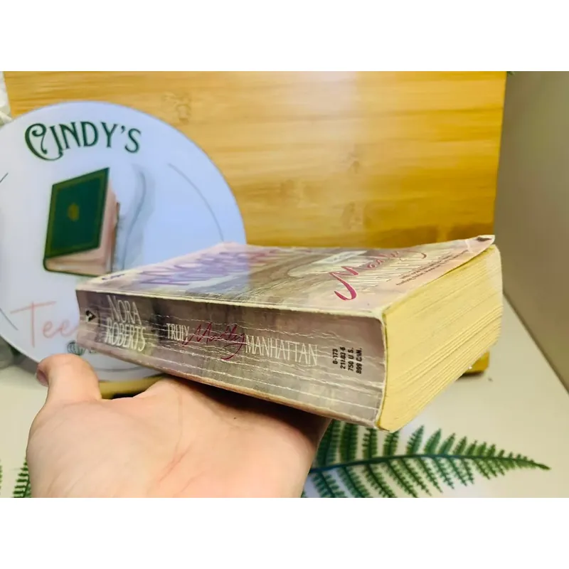 [Sách tiếng Anh 2hand] Like new 90% - 💜 Truly Madly Manhattan – Nora Roberts 598329