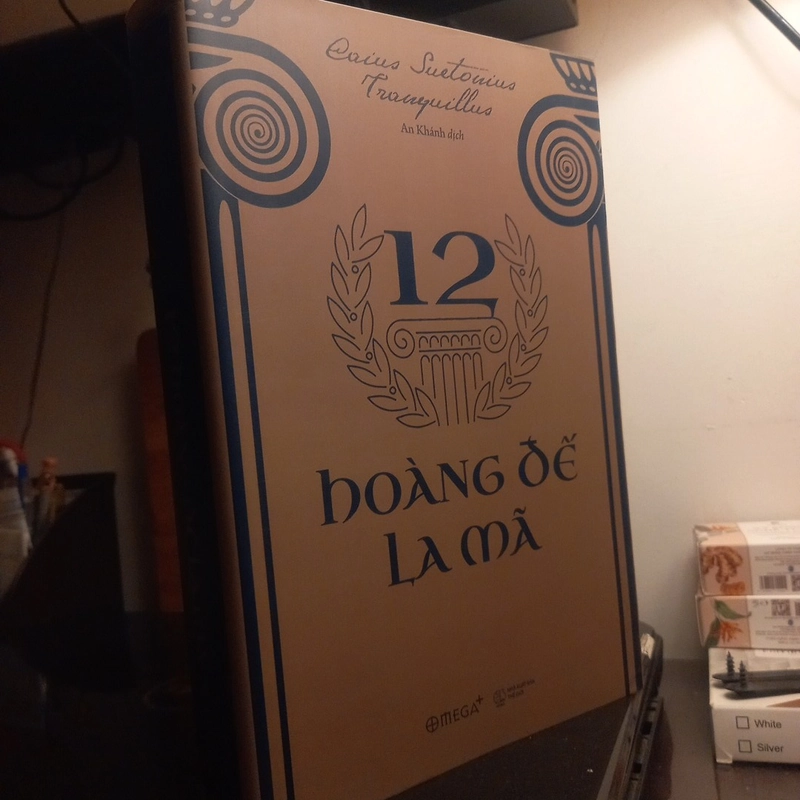 12 Hoàng Đế La Mã - Caius Suetonius Tranquillus 298971
