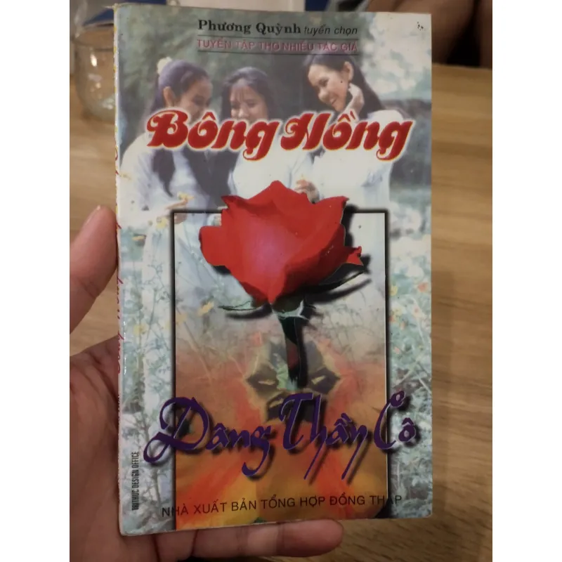 cuốn sách thơ có tên là "Bông Hồng Dáng Thần Cỏ" do Phương Quỳnh tuyển chọn 1032204