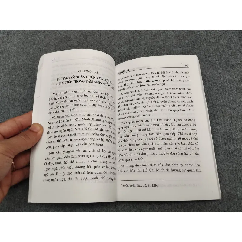 HỒ CHÍ MINH: TẦM NHÌN NGÔN NGỮ 990639