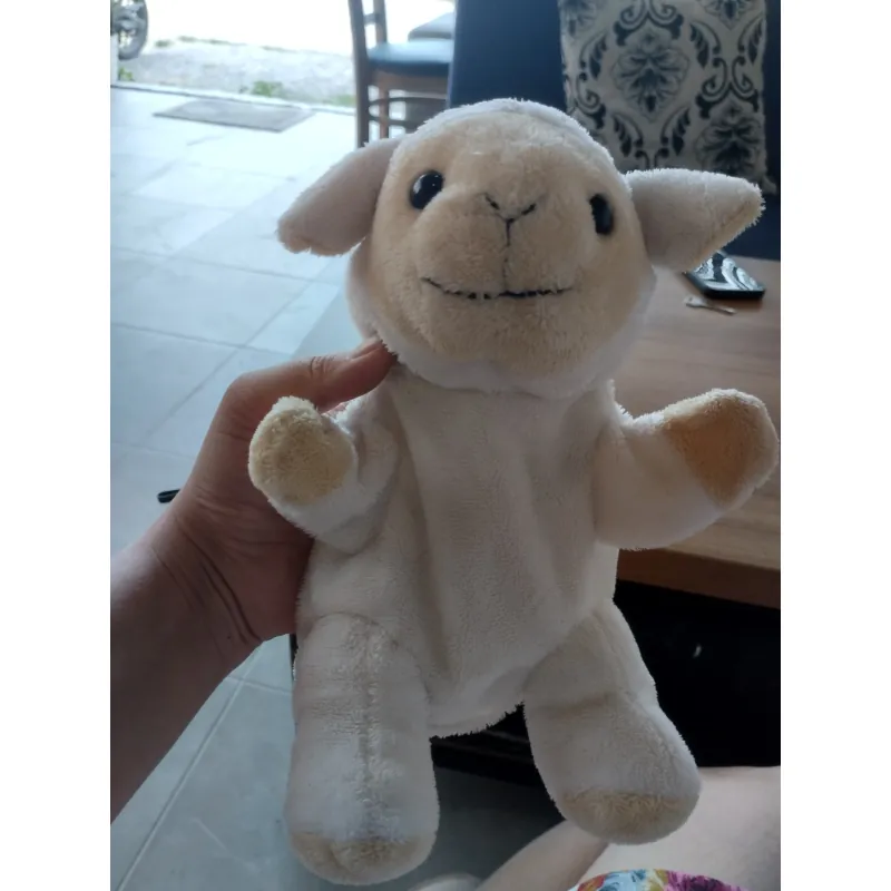 một chú thú nhồi bông hình con cừu  . Hàng 2hand 996568