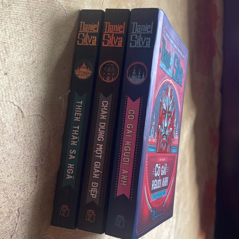 COMBO DANIEL SILVA CÔ GÁI NGƯỜI ANH- CHÂN DUNG MỘT GIÁN ĐIỆP- THIÊN THẦN SA NGÃ 575247