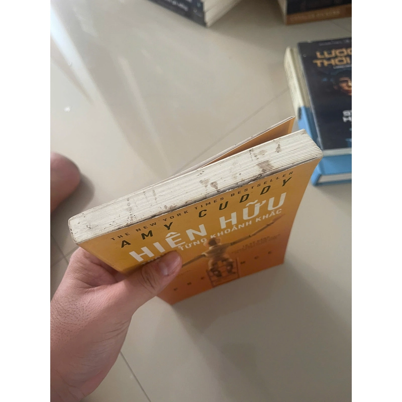 (Sách Cũ) Hiện hữu trong từng khoảnh khắc - Mới 70% (gạch chân, ẩm nhẹ, rìa bẩn) (Hoi) 42517