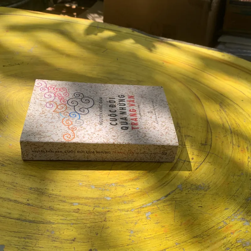 CUỘC ĐỜI QUA NHỮNG TRANG VĂN- lý luận phê bình- NGUYỄN KHẮC ĐÀM 784271