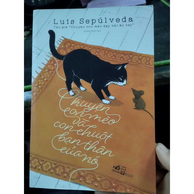 Chuyện con mèo và con chuột bạn thân của nó. 



Tác giả là Luis Sepúlveda. 695773