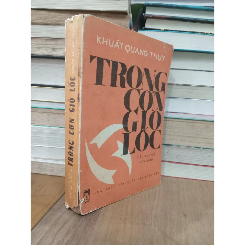 TRONG CƠN GIÓ LỐC - KHUẤT QUANG THỤY 143199