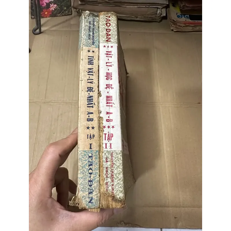 Sách vật lý 730424