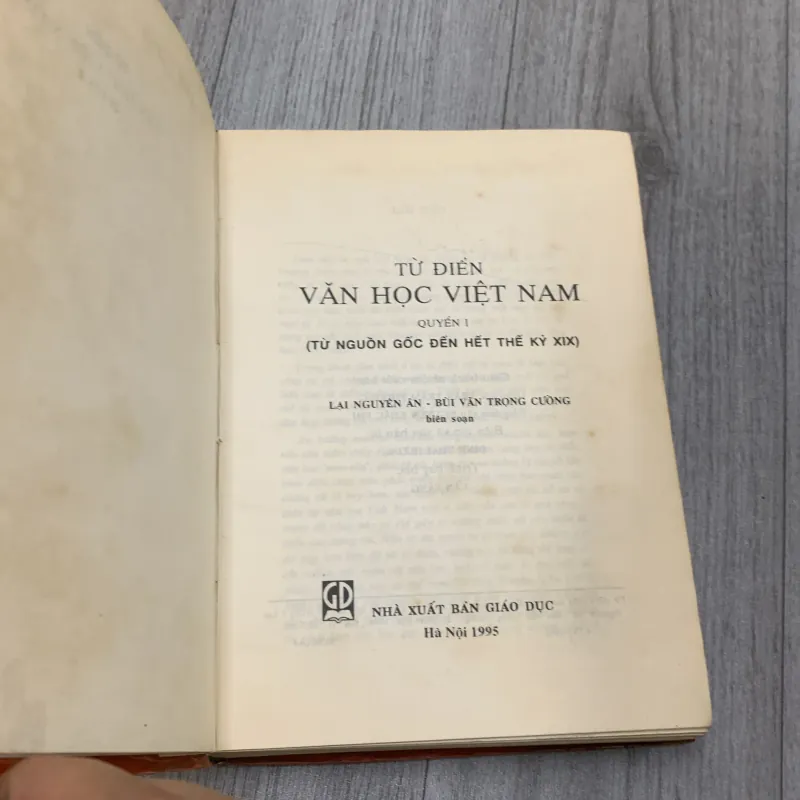 Từ điển văn học việt nam, quyển 1. 10b2 1026337