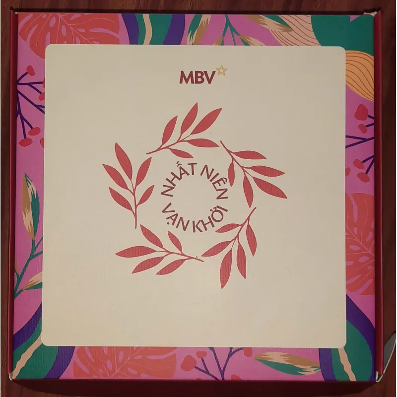 Khăn choàng MBV đi biển thổ cẩm nữ 1026781