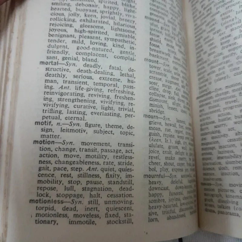 A DICTIONARY OF SYNONYMS AND ANTONYMS [Đồng nghĩa & Trái nghĩa] by Joshep Devin  762522