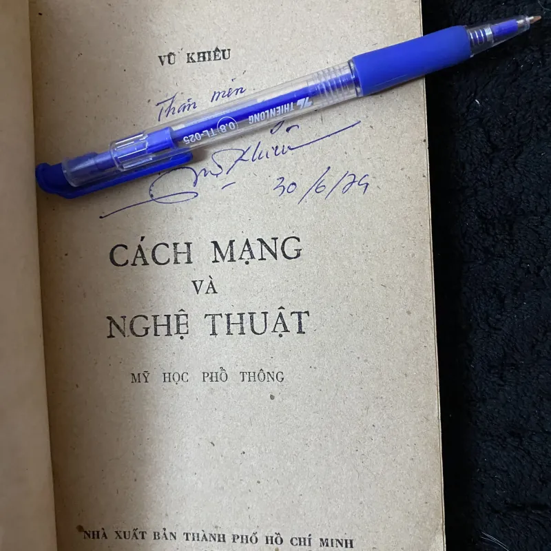 Cach mạng và nghệ thuật- chữ ký Vũ Khiêu 1004223