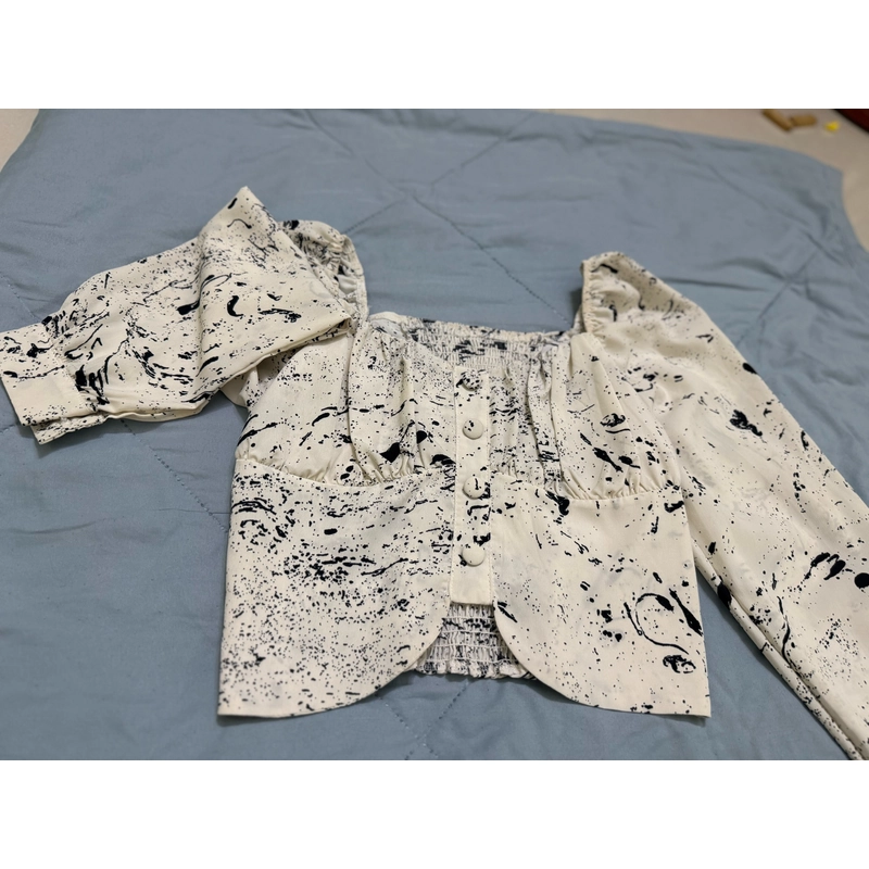Áo kiểu hoạ tiết croptop nút bọc dài tay size M 463354