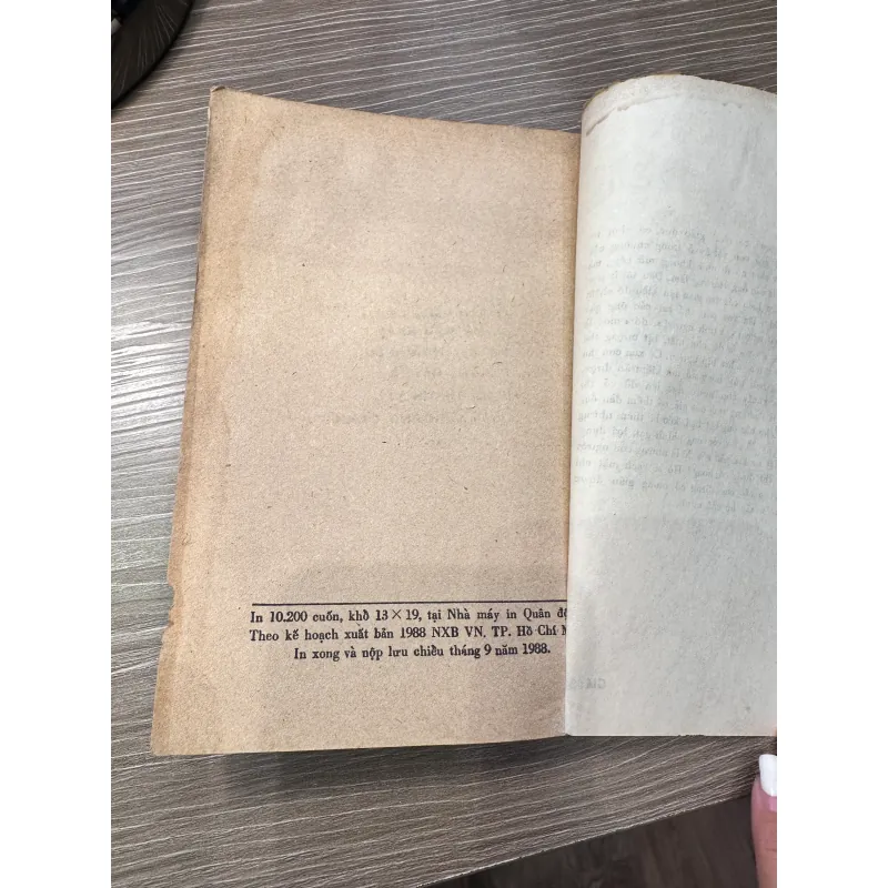 Ngôi trường đi xuống - Vũ Hạnh - NXB Văn nghệ Tp HCM 1988 996260