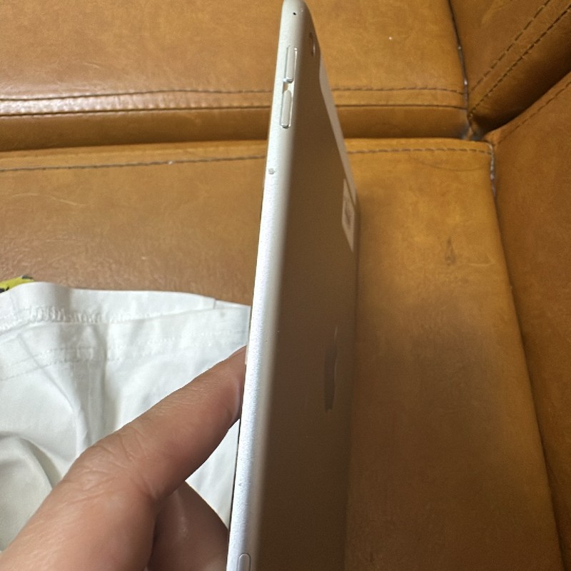 Ipad mini 4 128 g like new kèm sạc 181913