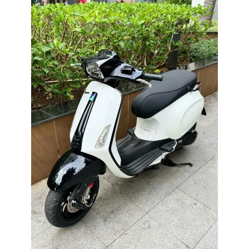 Xe máy Vespa Primavera 125cc màu trắng đen, kiểu dáng cổ điển 722318
