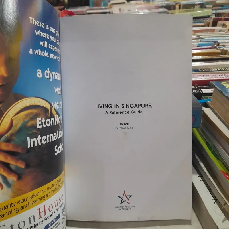 LIVING IN SINGAPORE, A REFERENCE GUIDE 574225