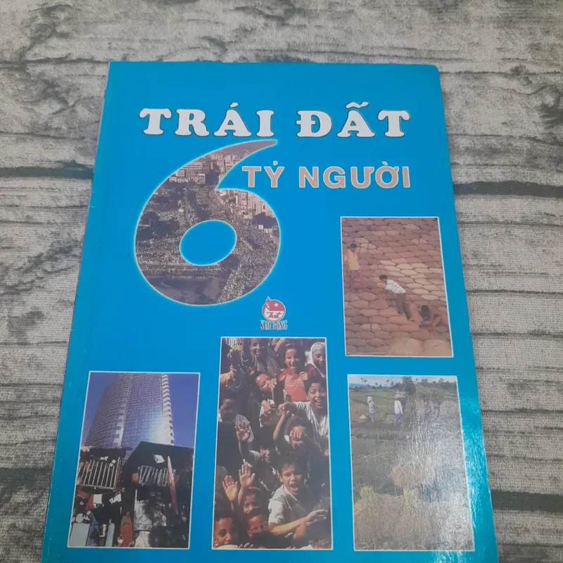 Trái Đất 6 tỷ người. Người dịch Phạm văn Uyển. 701474